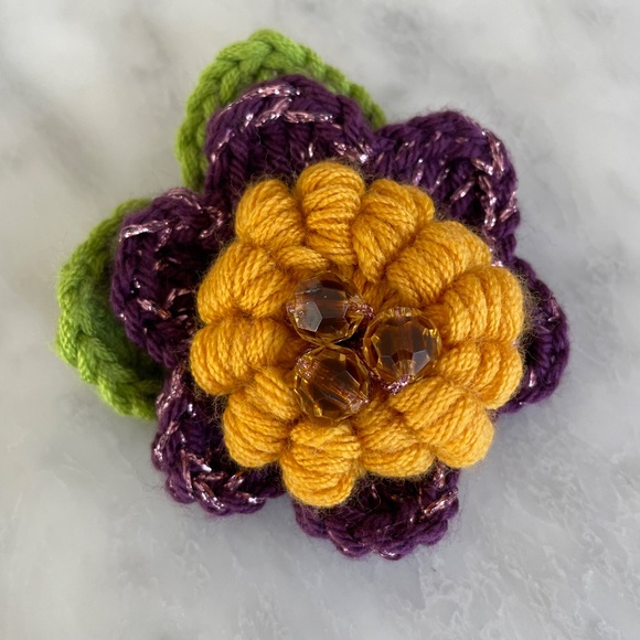 3D handmade crochet flower brooch - Picture 2 of 6